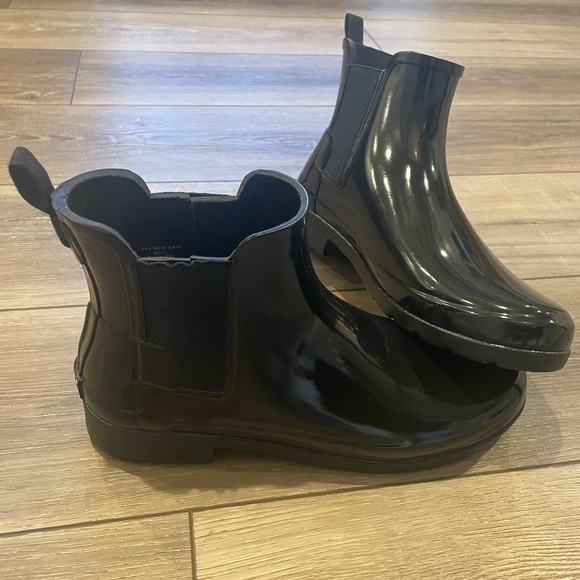 Hunter Shoes - Women’s Hunter Chelsea Ankle Rain Boots Black- New size 10
